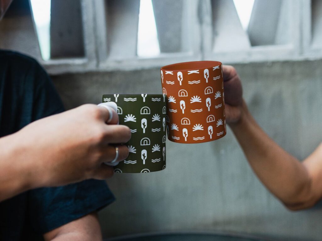Duas canecas com o padrão da marca