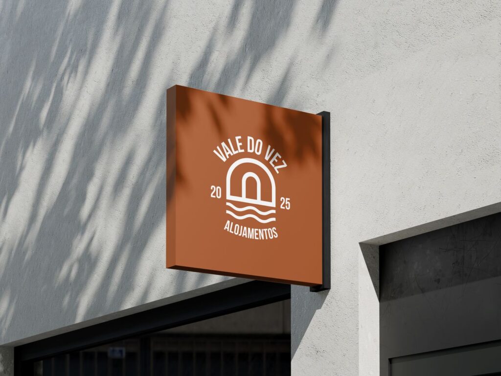 Placa laranja-tijolo com o logótipo do Vale do Vez