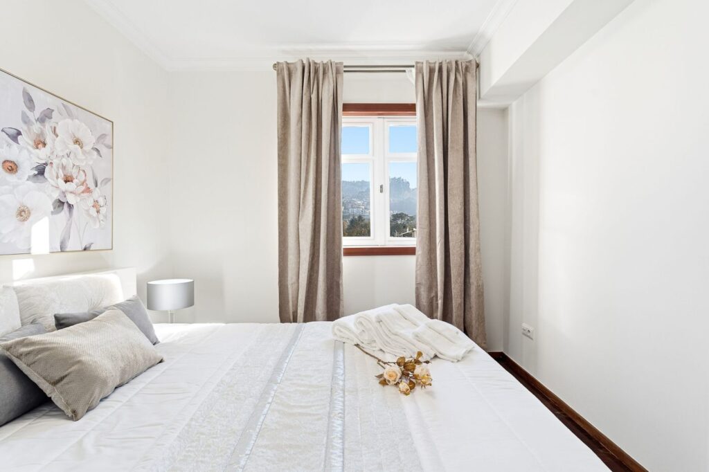 Quarto de casal com janela para os montes