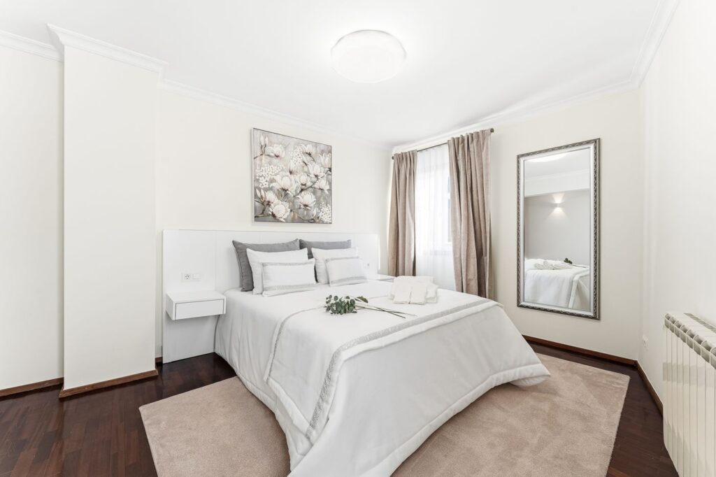 Quarto de casal com espelho de pé